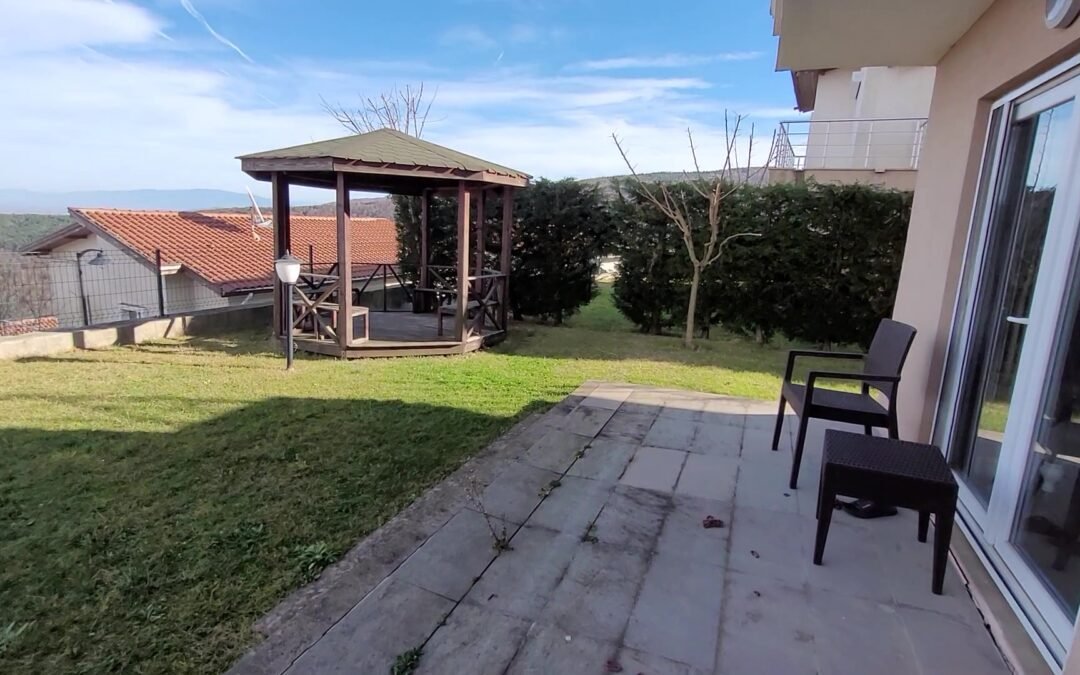 B 375 Amazing villa with lake view for sale in Sapanca