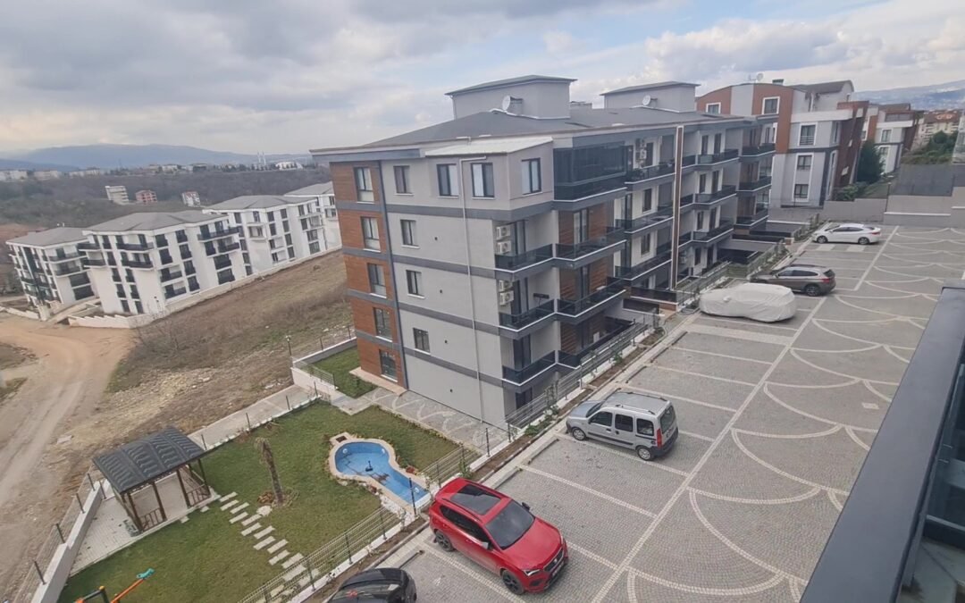 B 521 An apartment with a garden inside a new residential complex with all service facilities in Basisikli, Izmit