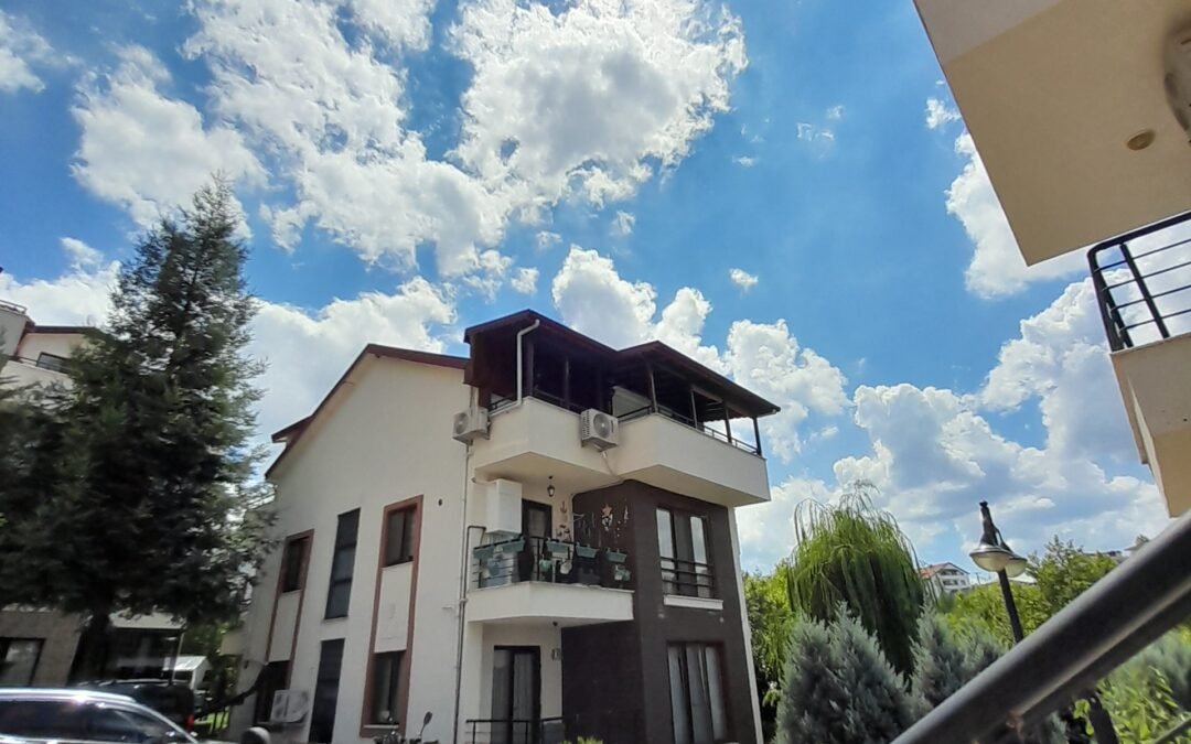 B 563 عقارات تركيا | فيلا لاصقة إطلالة خلابة داخل مجمع سكني رائع للبيع في باشيسكلى