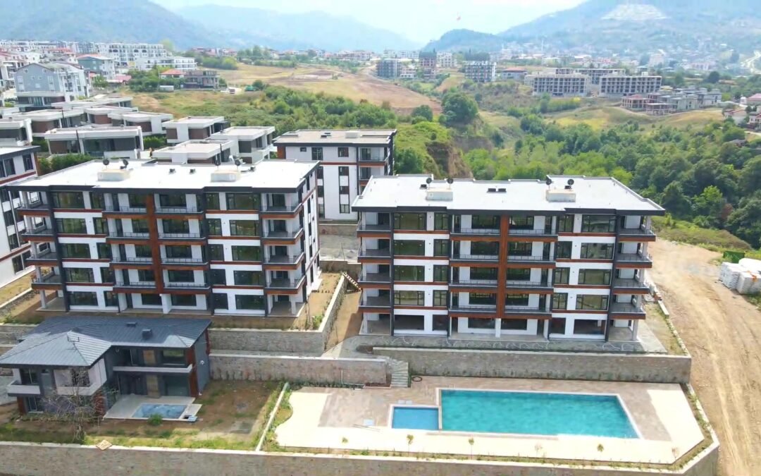 B 589 عقارات تركيا | شقة جديدة حديقة بإطلالة بحرية وطبيعية مجمع سكني ازميت / يوفاجيك