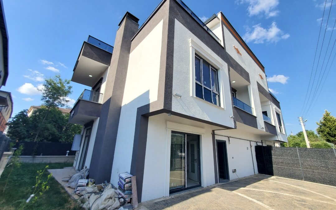 B 654 عقارات تركيا | فيلا فاخرة فقط 30 متر من البحر في باشيسكلي | تصميم حديث ومميز